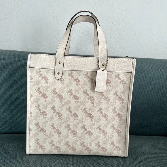 Base Field Tote L | This is a(n)